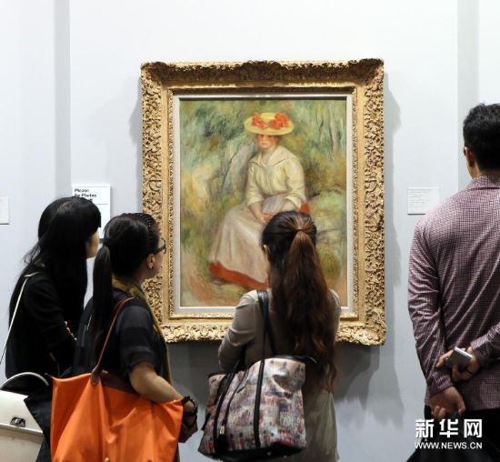 (2)5月16日，观众在巴塞尔艺术展上观看美国纽约一画廊展出的法国艺术大师雷诺阿作品《戴草帽的加布丽》。