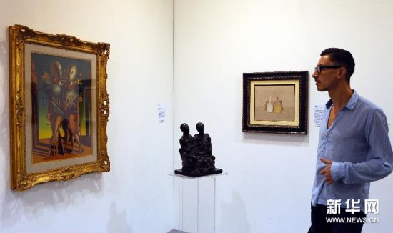 (1)5月16日，观众在巴塞尔艺术展上参观意大利一画廊展出的画家乔治·德·基里科作品《角斗士》(左)和乔治·莫兰迪作品《静物》(右)。