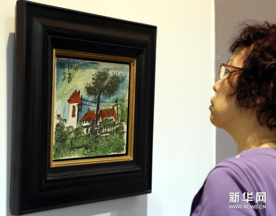 (3)5月16日，一位观众在巴塞尔艺术展上观看美国纽约一家画廊展出的毕加索油画作品。