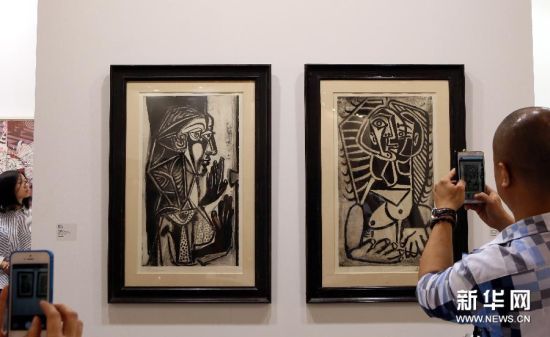 (5)5月16日，观众在巴塞尔艺术展上参观西班牙巴塞罗那一家画廊展出的两幅毕加索作品。