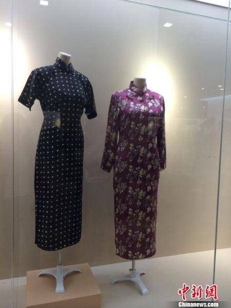 宋美龄的两件旗袍受到了参观者的关注　申冉　摄