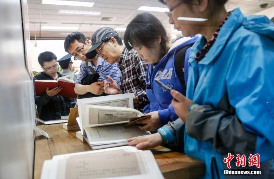 5月4日，观众在北京大学图书馆观看善本展介绍。