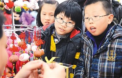 2013年12月28日，北京东城区前门街道举办“京韵前门悠久历史 非遗技艺代代传承”老北京非物质文化遗产手工技艺展示会。社区居民表示希望今后能多举办这样的公益性活动，让年轻人、孩子们更喜欢传统技艺，让这些手工技艺更好地传承下去。人民视线
