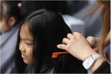 40位本地小学生在3月2日活动预热的启动仪式上剪发、献发以表达对祖辈的尊敬