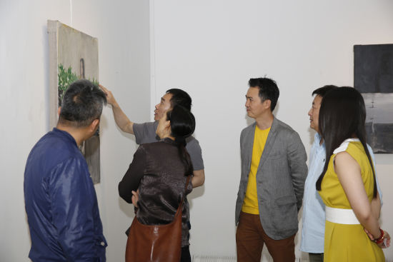 艺术家与艺术家好友、艺术仓库总监赵倩颖在展览现场