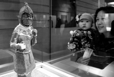 4月16日，参观者在扬州博物馆的隋炀帝墓出土文物特展上观赏陶俑。新华社发