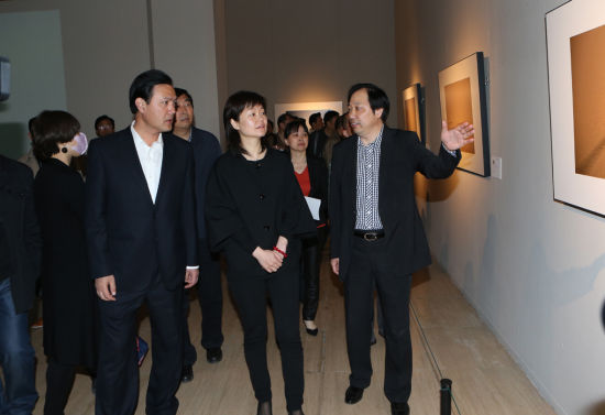 李前光、王瑶等领导和嘉宾观看展览