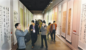在绍兴博物馆开幕的“第三届中国书坛双年展·五体大展暨兰亭雅集42人展”吸引了众多市民参观。首席记者 袁云 