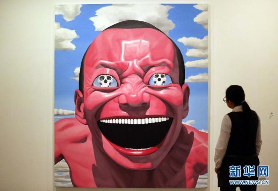4月8日，一名观众在南京艺术学院美术馆欣赏岳敏君作品。新华社发 