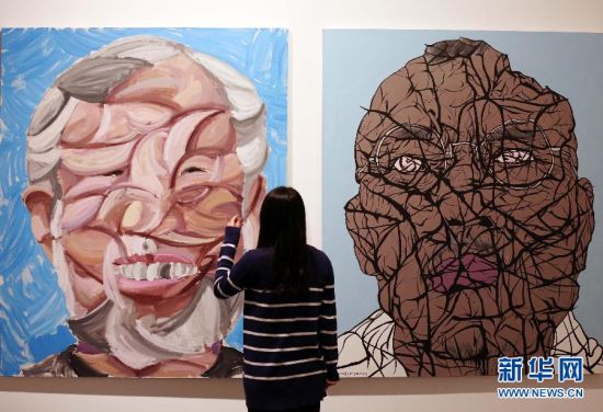 4月8日，一名观众在南京艺术学院美术馆欣赏岳敏君作品。