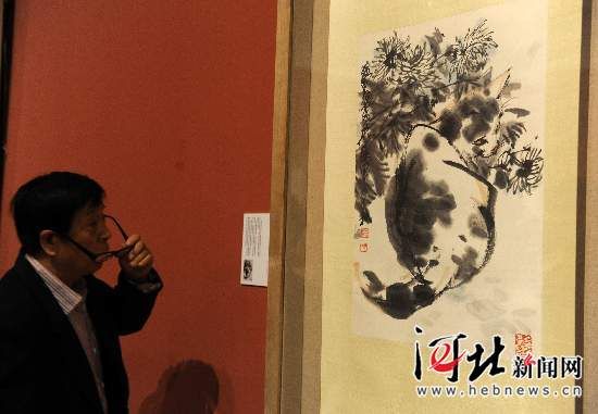 4月2日,观众在欣赏黄胄先生的《猫菊图》。