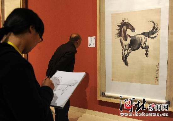  4月2日,一位观众在临摹徐悲鸿先生的作品《天马行空》。