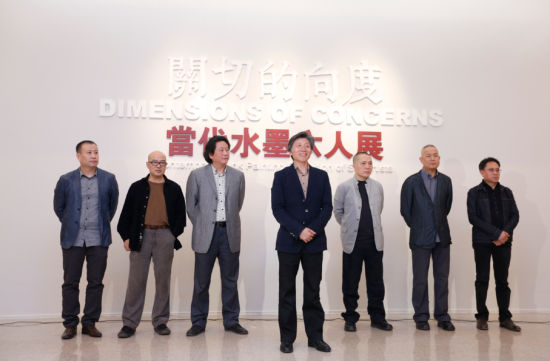 本次展览的学术主持范迪安（中）和六位参展艺术家（左至右：刘庆和、梁占岩、张江舟、周京新、刘进安、袁武）在展览现场