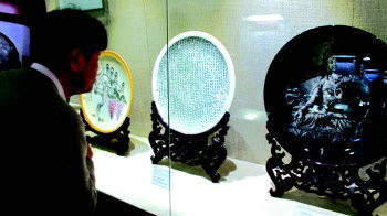 淄博博物馆里,游客在观赏有“当代国窑”之称的淄博陶器。