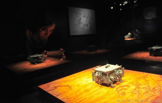 来自山西博物院的龙耳人足方盒造型精美、做工精细本组图片由本报记者张喆摄