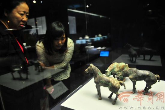 来自邯郸市博物馆的战国时期的三匹青铜马吸引了参观者