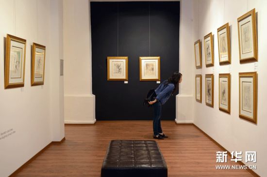 3月20日，在新加坡登布西路的红海艺术廊，参观者欣赏西班牙艺术家萨尔瓦多·达利的作品。