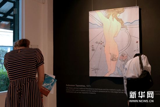 参观者欣赏西班牙艺术家萨尔瓦多·达利的作品。