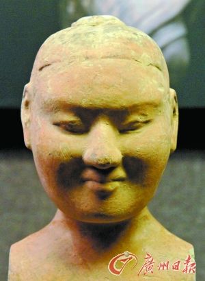 汉阳陵出土的陶俑脸带微笑，凸显“文景之治”时期人们的“幸福指数”。