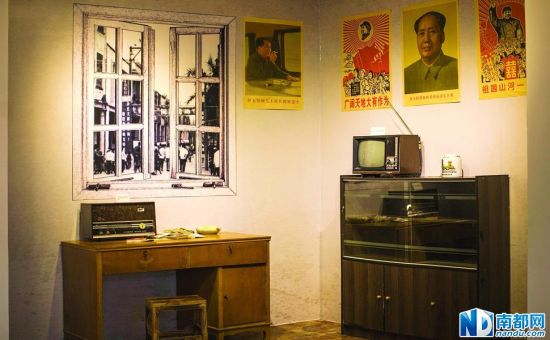 模拟上世纪50-70年代的家庭场景，书桌上(左)是江苏无线电二厂生产的凤凰牌602型电子管收音机，书柜上(右)是广东佛山无线电五厂生产的金鹿牌黑白电视机。