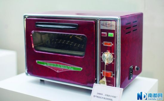 这台远红外食品电烤箱是一位母亲的嫁妆，1988年由河南新乡电器厂生产。