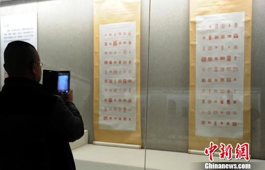 图为市民正在观看《中国文字博物馆藏文物展》。张瑶　摄