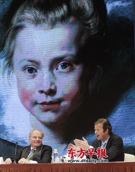 策展人约翰·卡夫特纳和列支敦士登马克斯王子（右）在发布会现场。大屏幕上呈现的是鲁本斯为女儿克拉拉画的肖像画。 早报记者 高剑平 图