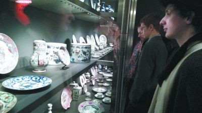  法国观众在“装饰艺术博物馆中国珍品展”现场。