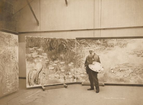莫奈1916年在吉维尼的巨大画室中绘制巨幅睡莲画作