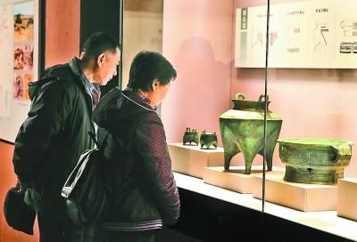 观众在首都博物馆观看江西古代文物精品展 本报记者 郭俊锋摄