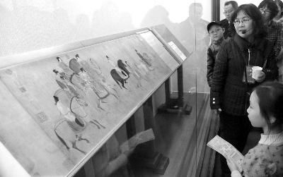 图为2月25日，观众在欣赏宋徽宗赵佶摹张萱《虢国夫人游春图》。