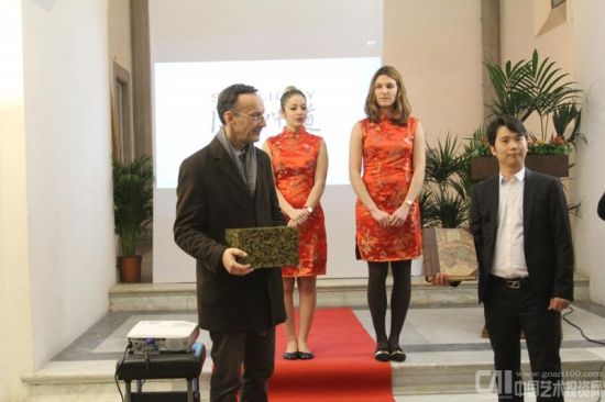 圣十字圣殿博物馆主席Giuseppe先生与展览承办方北京汉特斯曼文化传媒公司总裁鲜大杰先生互赠礼品