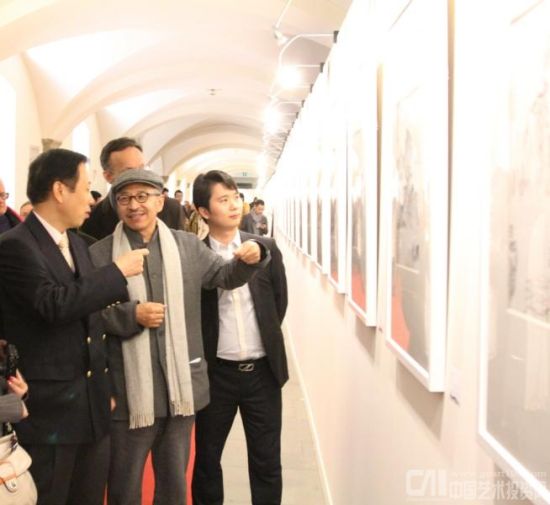 中国驻意大利大使李瑞宇先生(左一)参观梅墨生先生(左二)展览并亲切交谈