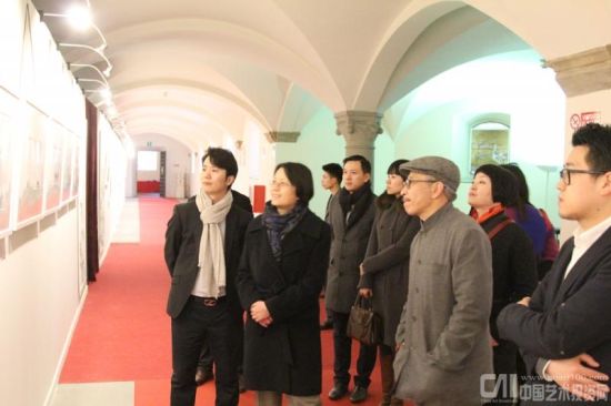 中国驻佛罗伦萨领事馆总领事王新霞女士(左二)参观梅墨生先生(左三)展览现场并亲切交谈