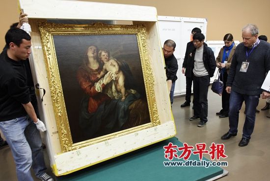 安东尼·凡·戴克的作品《圣杰罗姆》(上图)与《圣母与圣婴》(下图)被工作人员从箱中取出并安装于墙上。早报记者　高剑平　图