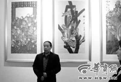 昨日，西安荞麦园窑洞美术馆四楼，贾平凹和他的画作 本报记者 董国梁 摄