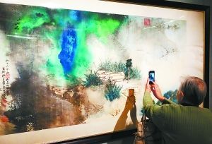 昨天，众多观众来到中国美术馆参观由中国美术馆和台湾长流美术馆联合举办的“江山万里——张大千艺术展”。本报记者 吴镝摄