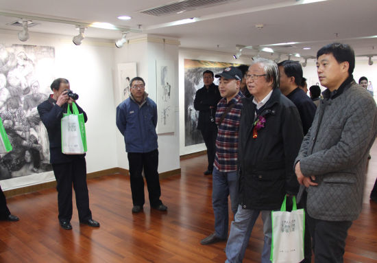 赵曼新年水墨展受到了美术界和广大观众的极大关注，图为孙克等嘉宾观看展览
