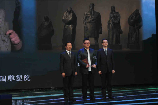 中央电视台雕塑大赛的评委会主任、著名雕塑家吴为山在颁奖仪式上讲话