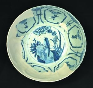青花克拉克花鸟纹瓷碗。