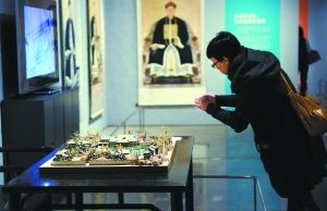 昨天，“三山五园”文化全球巡展在中国国家博物馆开幕，观众正在给精细的园林模型拍照。本报记者 和冠欣摄