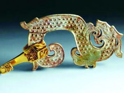 广州文物瑰宝展中展出的南越国时期的金钩扣玉龙