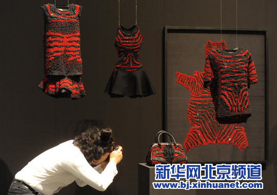来宾在北京尤伦斯当代艺术中心观看展览。