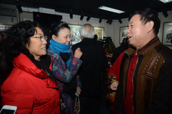 著名人物画家、山西美协副主席狄少英到场祝贺并与李秀峰进行热切交流