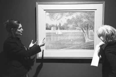 参观者欣赏19世纪末“点彩派”绘画大师乔治·修拉的一幅代表作。