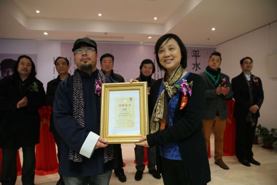 北京视觉经典美术馆馆长给画家高强颁发展览证书