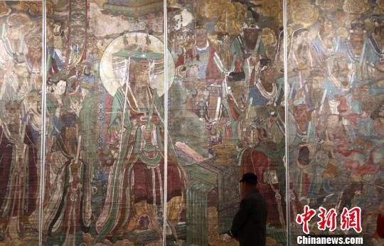 “永乐宫元代壁画临摹作品展”20日在山西博物院开幕，吸引众多爱好者慕名参观。 张云 摄