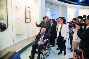 98岁高龄的国学大师饶宗颐坐轮椅参观馆藏展。