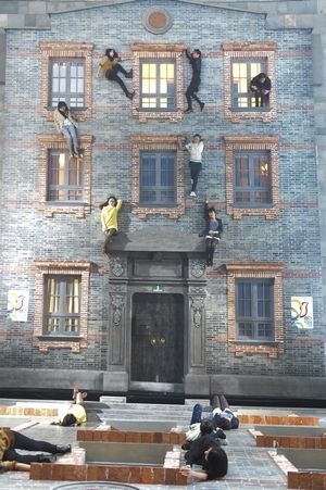 “反射的视觉幻象房子”在上海展出时选用了上海的石库门作为素材。早报记者 高剑平 图