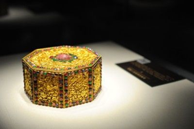 金雕花嵌宝石八角盒。